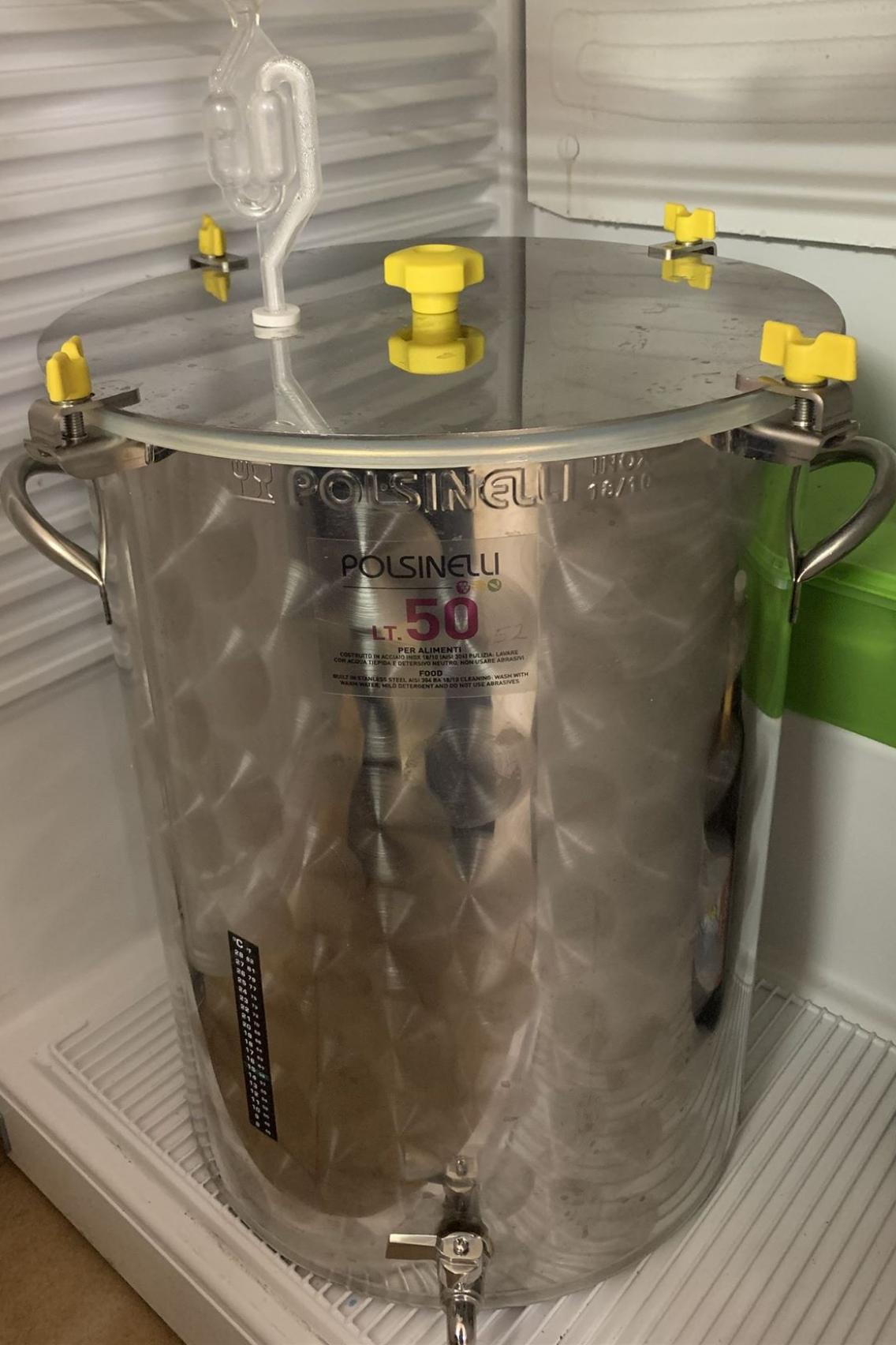 Edelstahl Gärbehälter mit aufgesetztem Gärspund bei der Hauptgärung von Bier.