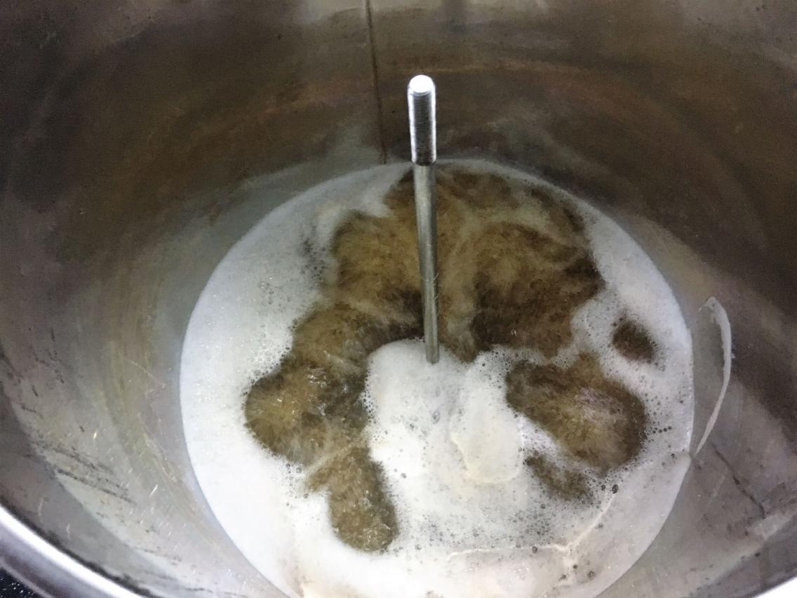 Hopfen kochen im Braukessel