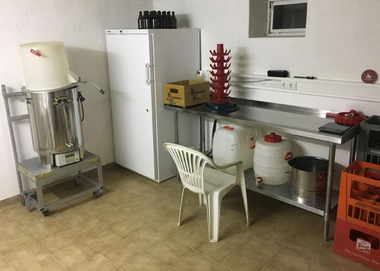 Hobby-Braukeller mit Utensilien