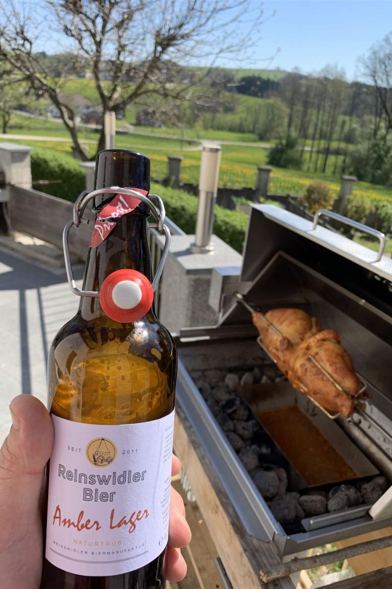 Huhn auf dem Edelstahl Grill und selbst gebrautes Bier.