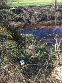 Zwei kleine Bierflaschen am Bachufer