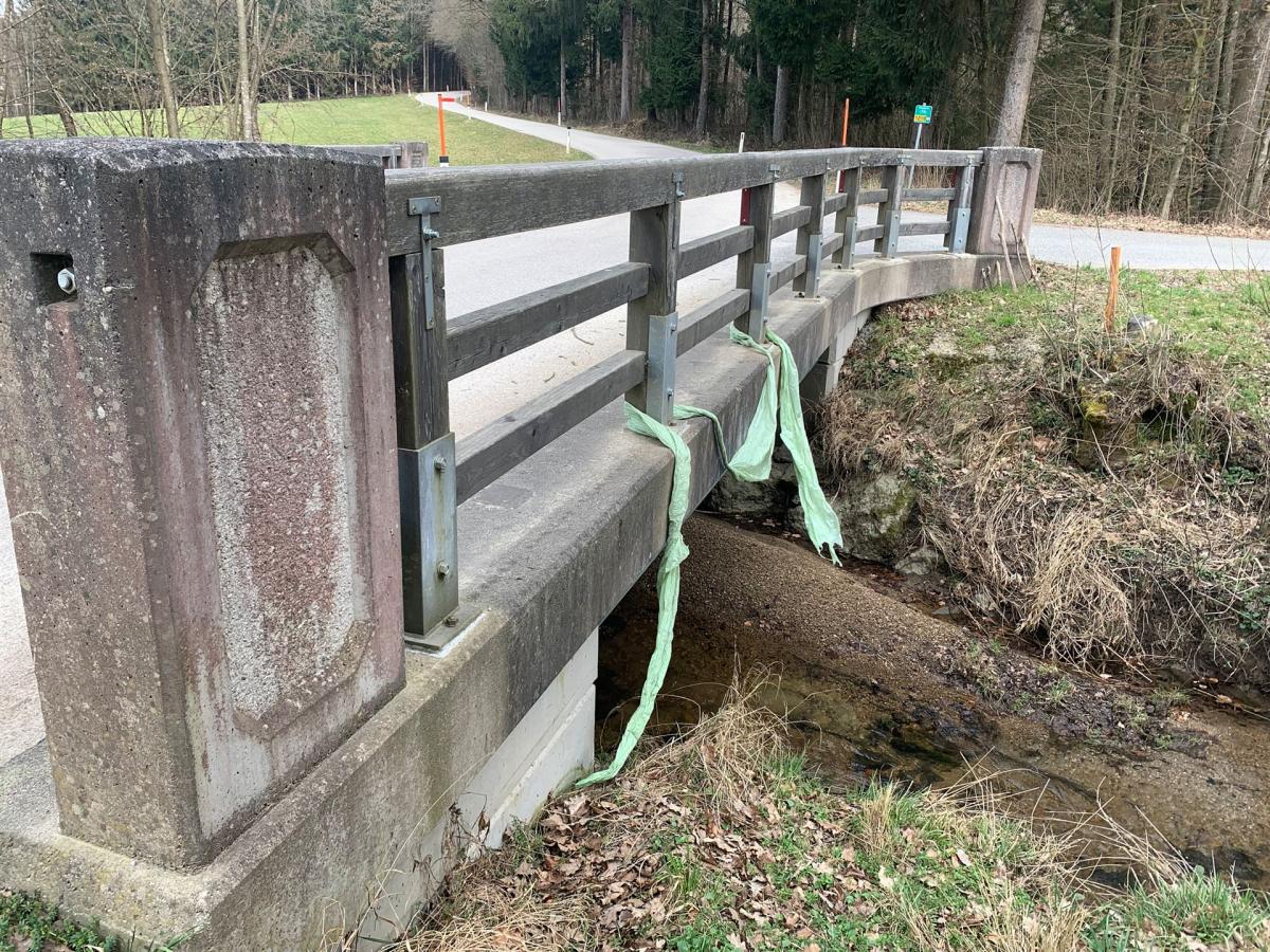 Achtlos weggeworfene Kunststofffolie am Brückengeländer
